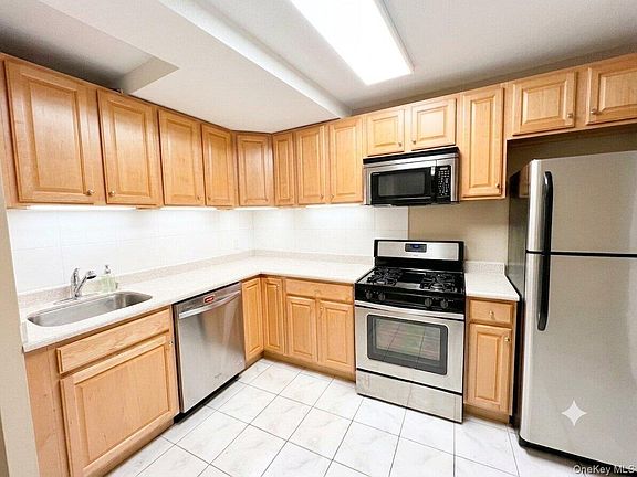 3rd image of 118 18 Union Tpke Apt #B4