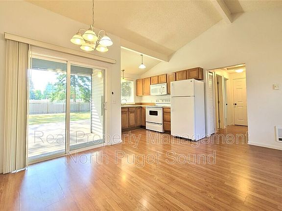 5th image of 811 Hillcrest Dr