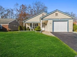 221 Kingston Dr, Ridge, NY 11961