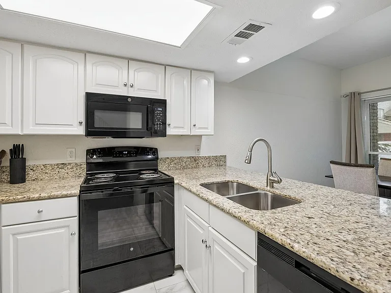 2601 Augusta Dr #14 — Photo 5