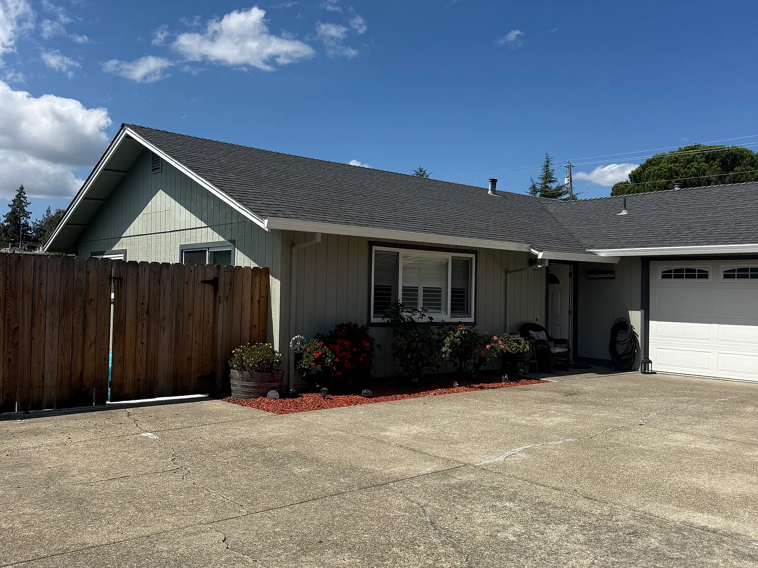 3 bed, 1300 sqft, $1,500 — Photo 1