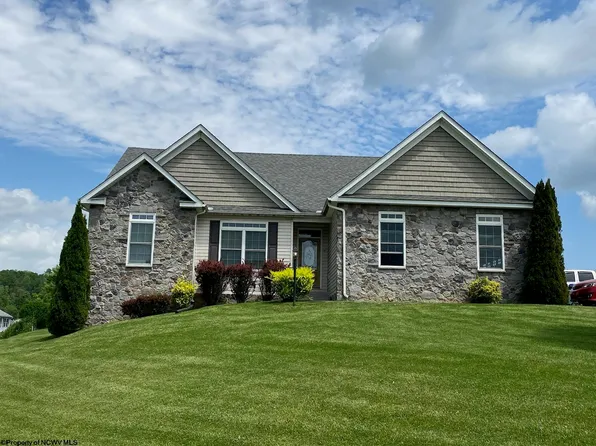 207 Meadow Ponds Ln, Maidsville, WV 26541