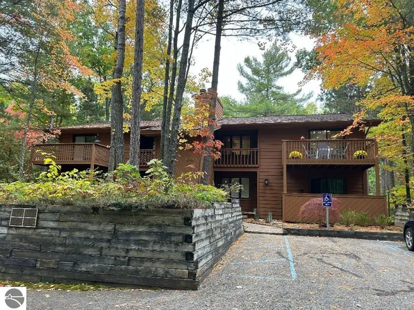 3834 Maid Marian Ln, Traverse City, MI 49686