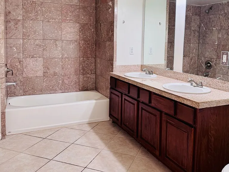 13525 Vanowen St #305 — Photo 9