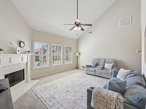 4th image of 1004 Bethpage Ln