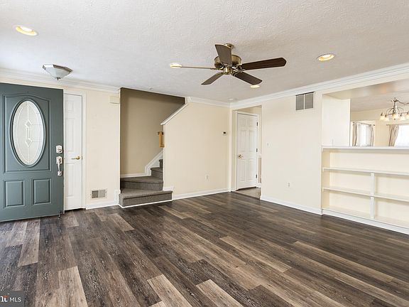 4th image of 943 Gainsborough Ct #943
