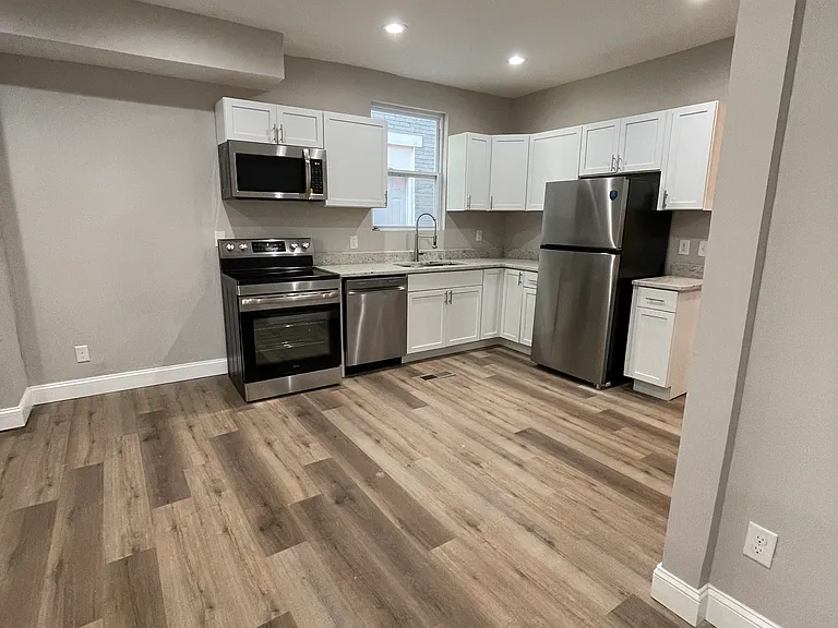 928 Fairbanks Ave — Photo 2