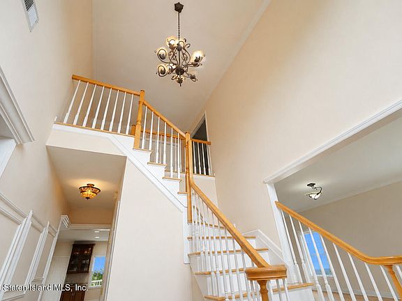 4th image of 115 Ridgewood Ave