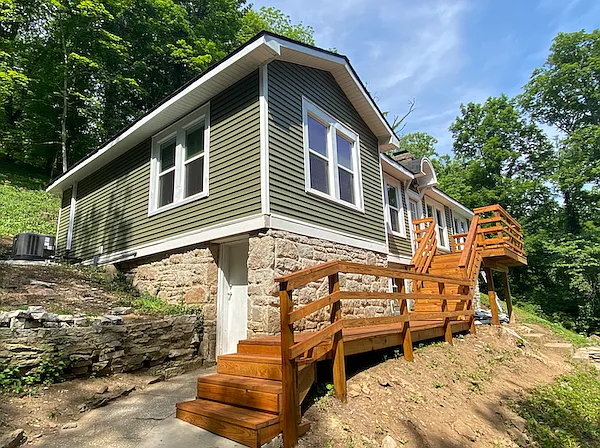 102 Commonwealth Ct — Photo 1