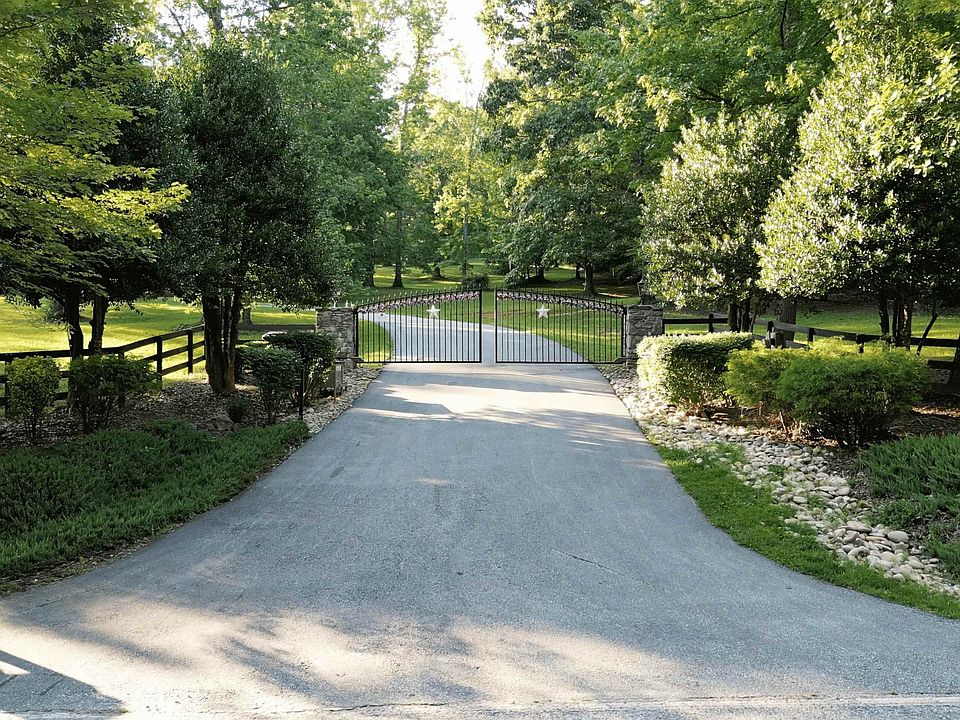 1st image of 10 Knob Hill Ln