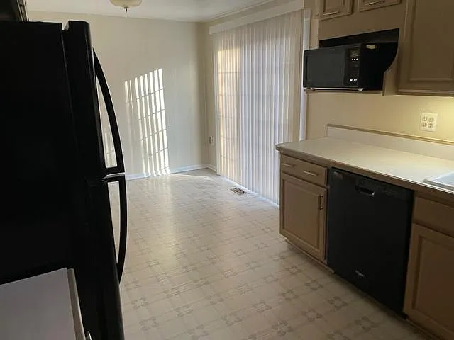 10045 Chestnut Wood Ln — Photo 5