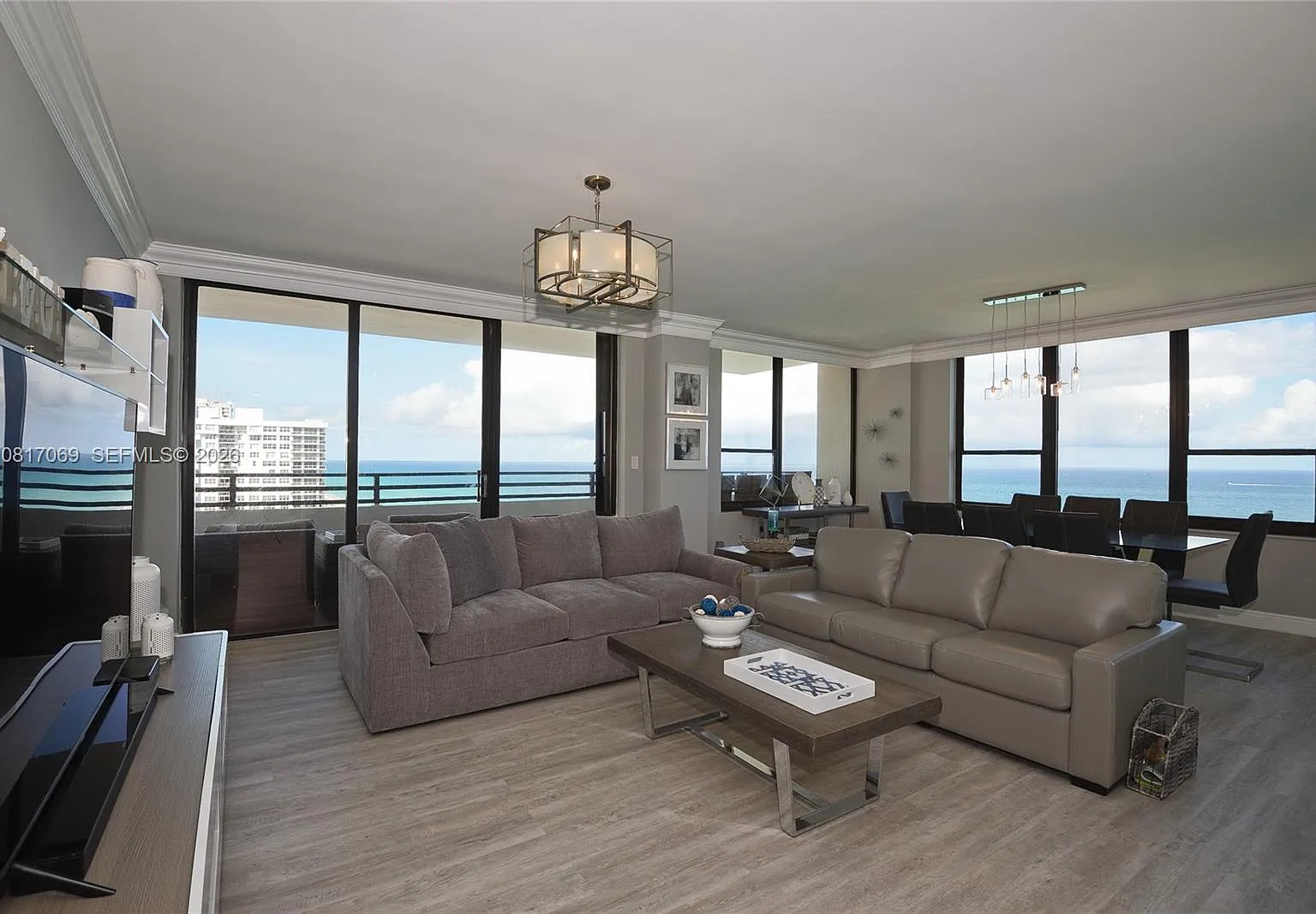 Alexander Towers Condo — Photo 4