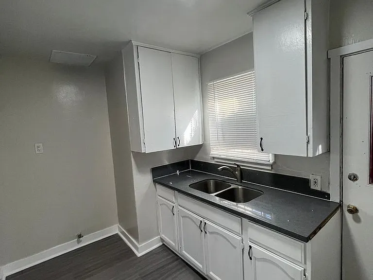 10965 S Figueroa St #12 — Photo 3