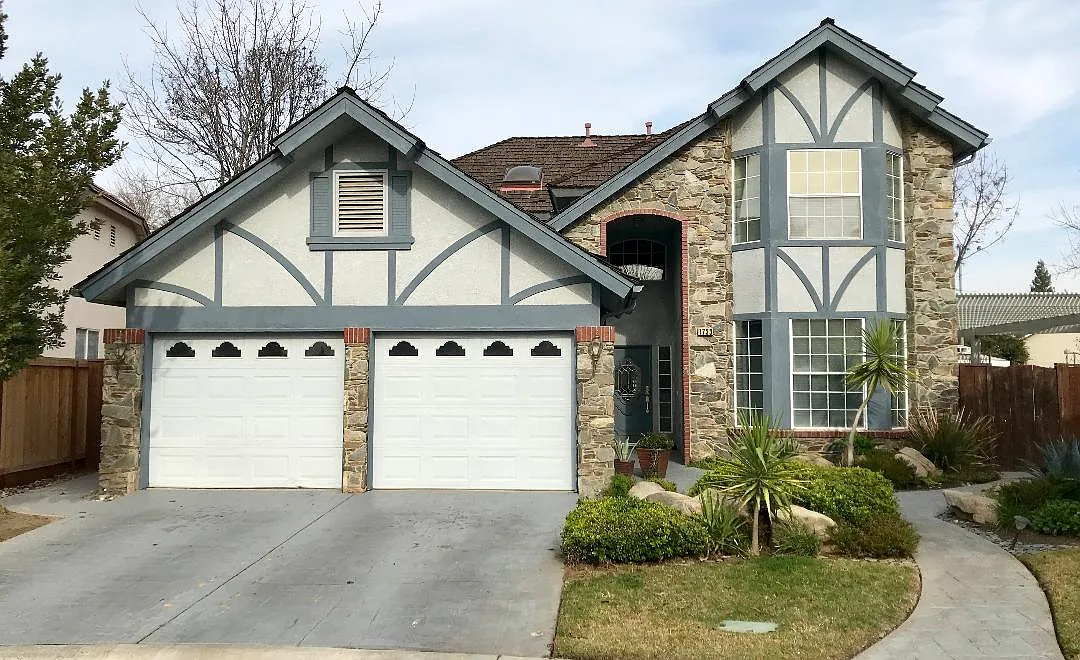 1733 Stonebrook Ln E photo 1