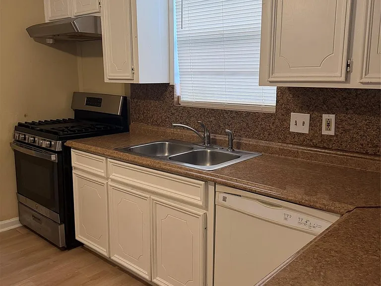 1504 Lawrence Ave — Photo 6