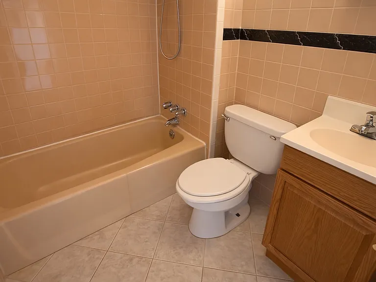 221 N Dithridge St — Photo 7