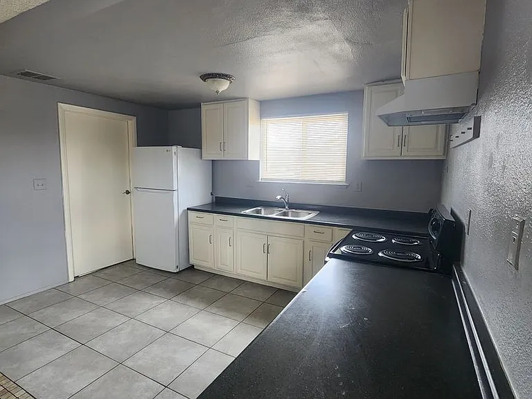 4610 Elk Springs Ave — Photo 4