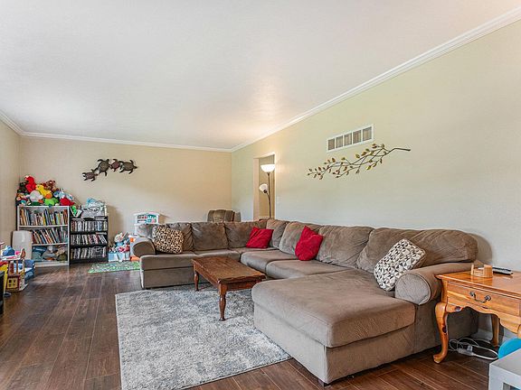 3rd image of 2808 Woodmere Ln