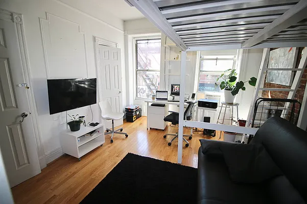 Rented by Delmark Realty LLC | media 21