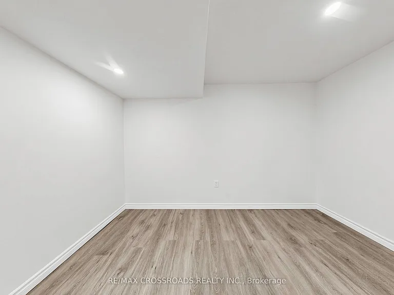 1496 Simcoe St N — Photo 24