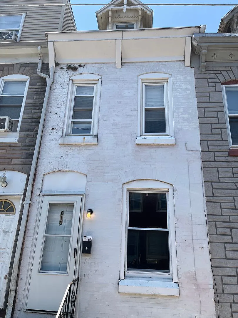 3 Bedroom Home in Reading! — Photo 1