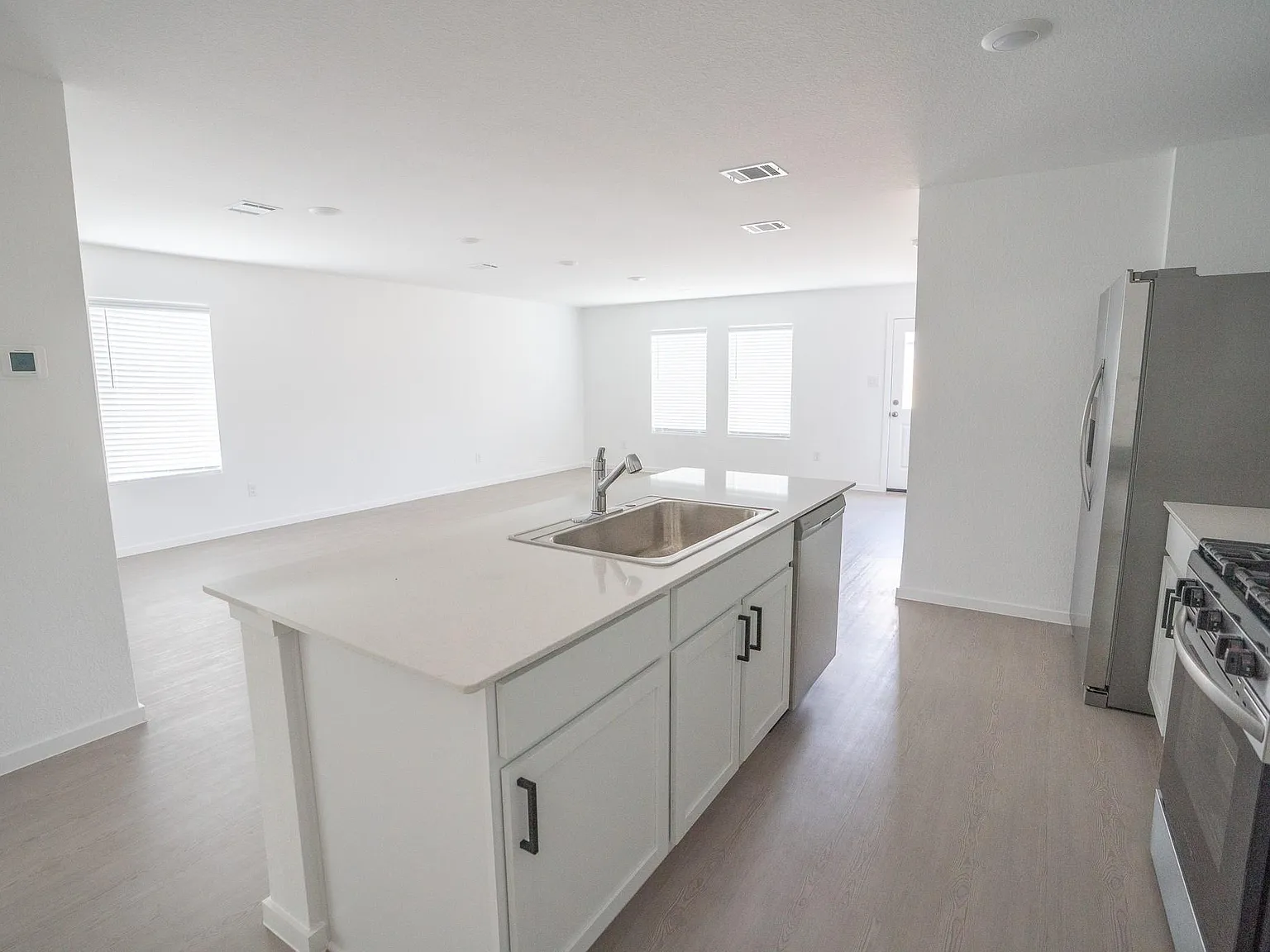 4 bed, 2.0 bath, 1863 sqft, $2,250 — Photo 4