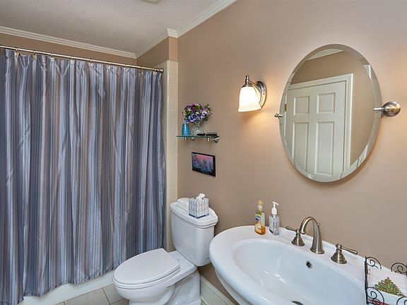 5th image of 100 Oak Creek Ln