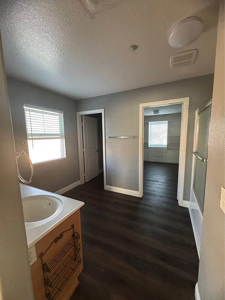 5 bed, 3186 sqft, $1,200 — Photo 2