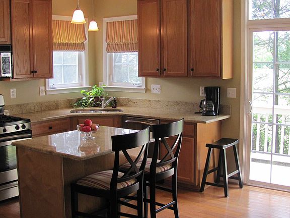 2nd image of 122 Applewood Ct