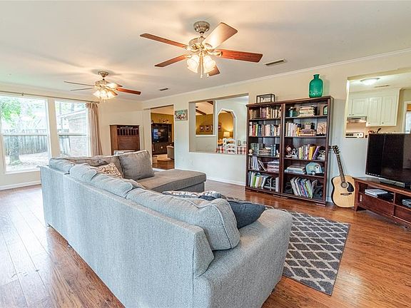 3rd image of 200 W Kingswood Dr