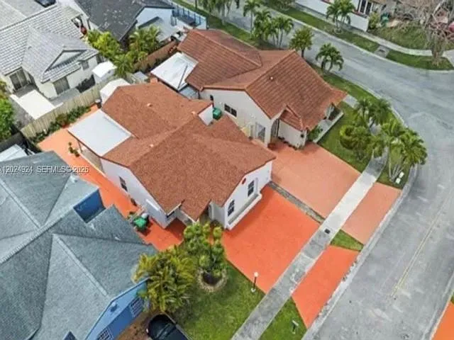 3 bed, 2.0 bath, 1525 sqft, $4,000 — Photo 2