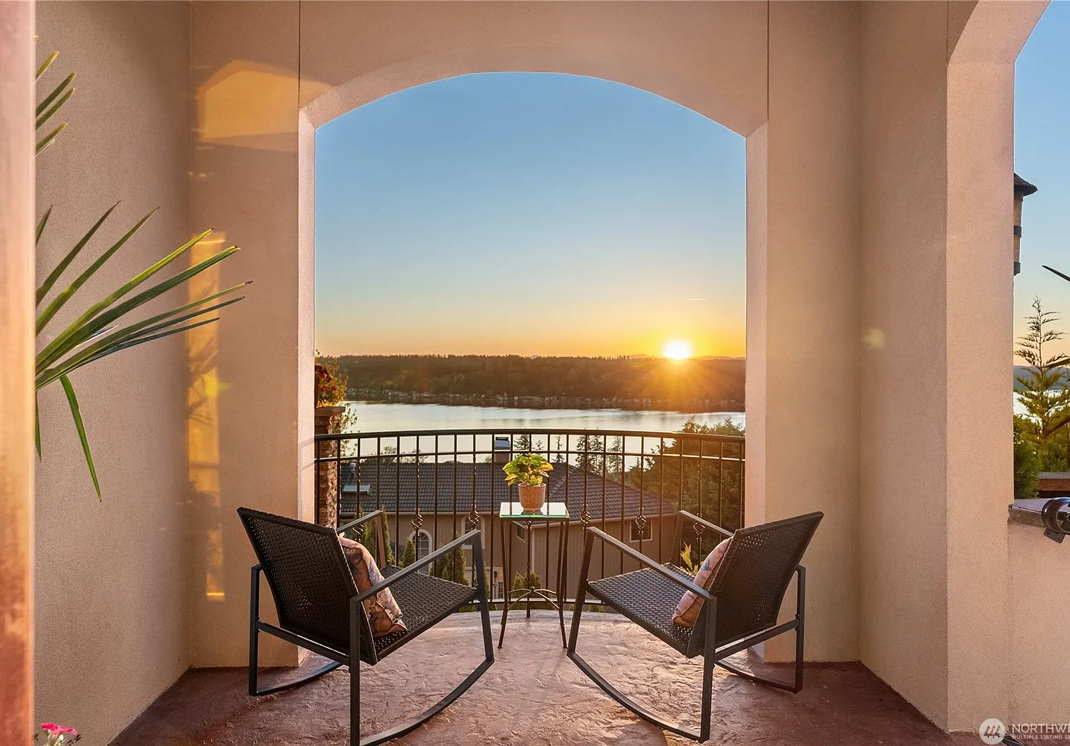 5 bed, 3.5 bath, 5346 sqft, $8,500 — Photo 2