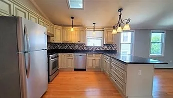 3 bed, 1.0 bath, 1300 sqft, $3,200 — Photo 3