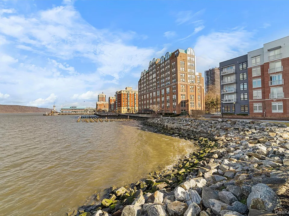 23 Water Grant St #8G