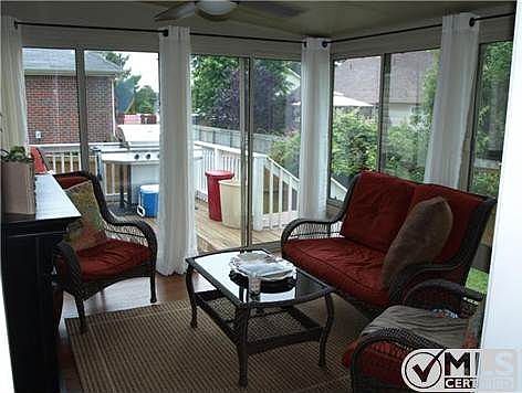 4th image of 2825 Meadowglen Cir