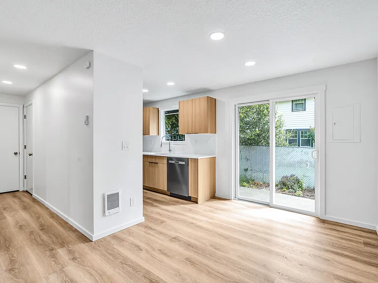 5210-5232 SE Rinearson Rd — Photo 7