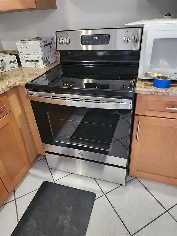 2 bed, 2.5 bath, 909 sqft, $2,400 — Photo 2