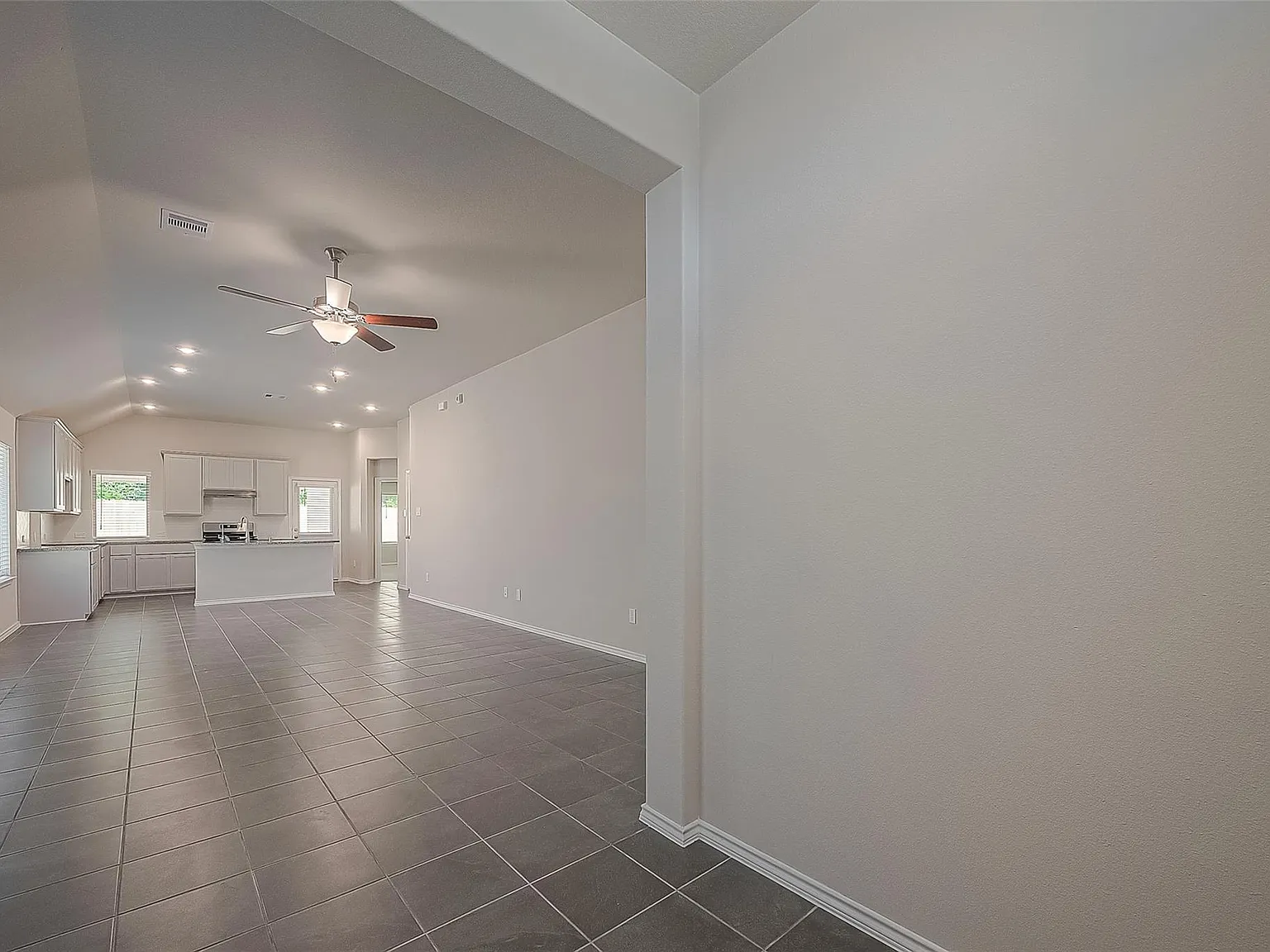 3 bed, 2.0 bath, 1461 sqft, $2,300 — Photo 4