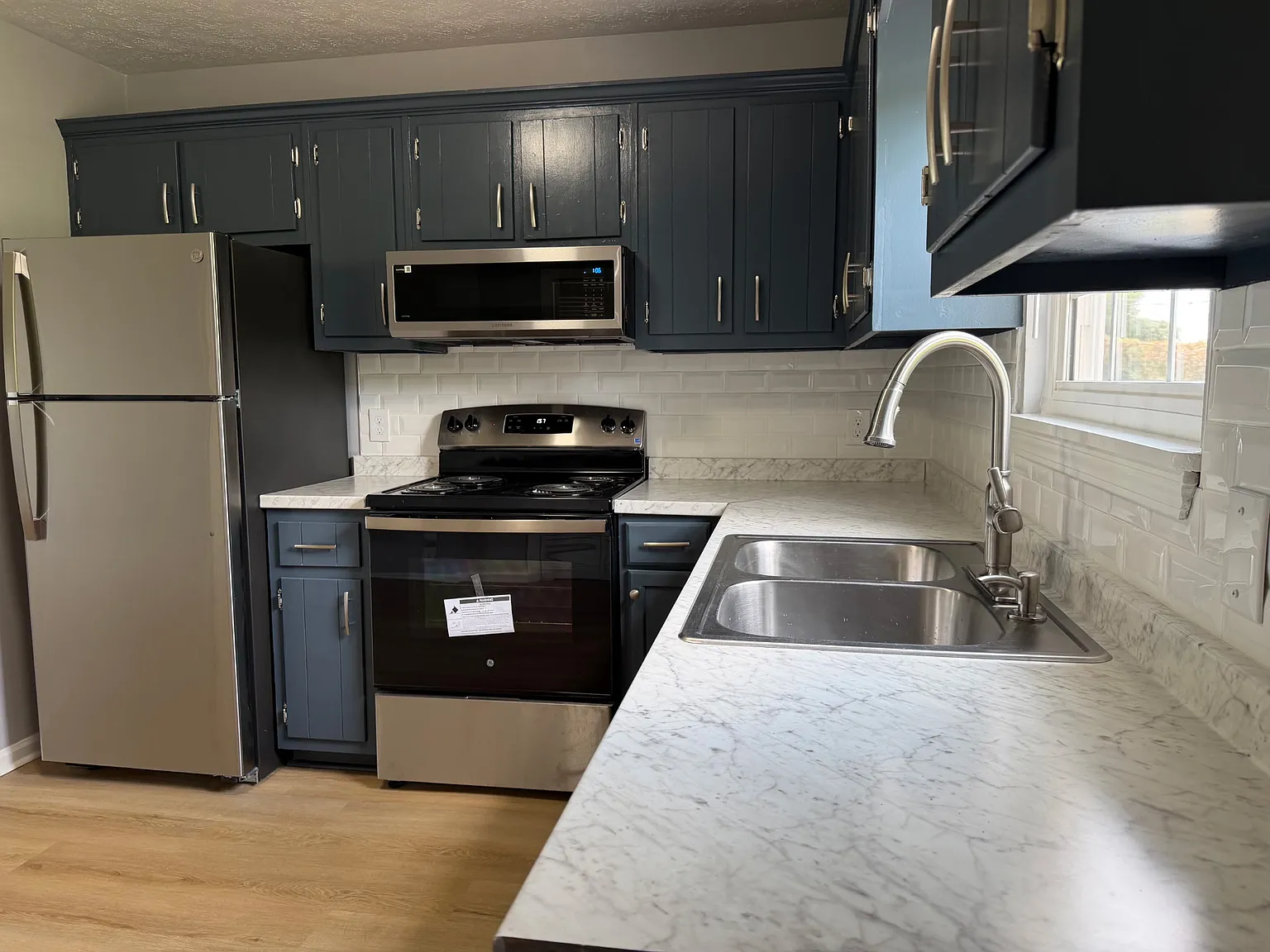 320 Riverside Dr — Photo 4