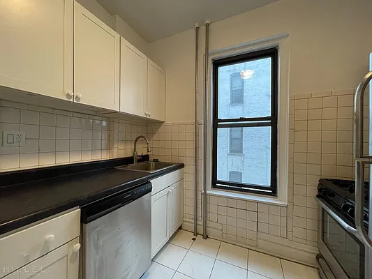 Rented by Hillel Realty Group | media 18