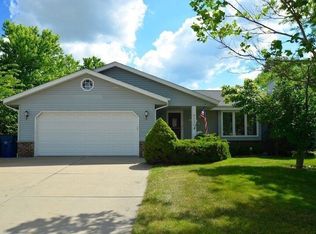 8130 S Wildwood Dr, Oak Creek, WI 53154