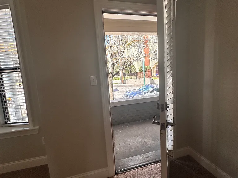 324 Lindsay St — Photo 5