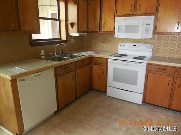 3rd image of 8 Sioux Dr