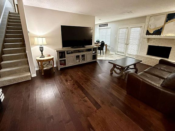3rd image of 832 Chateau Valee Cir
