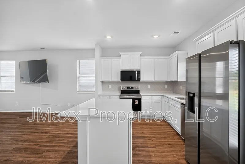 4 bed, 2.5 bath, 2105 sqft, $2,100 — Photo 3