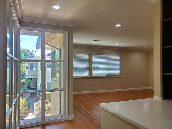 3rd image of 767 Roble Ave APT 4