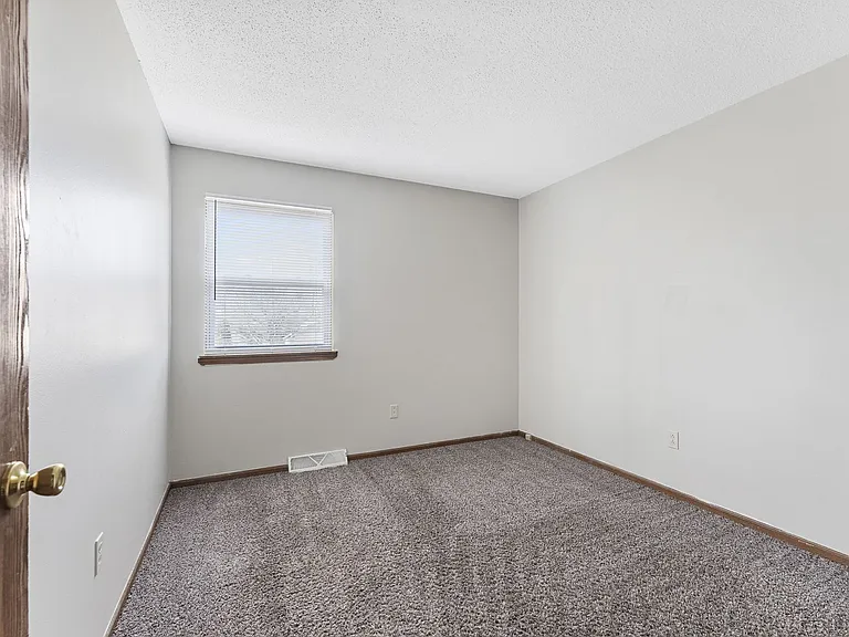 1004 Shadow Ln — Photo 7
