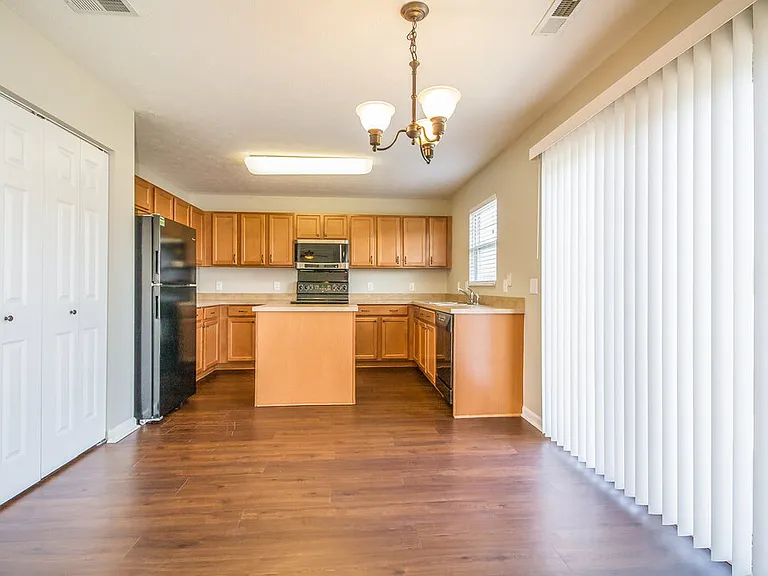 902 Grand Oak Dr — Photo 5