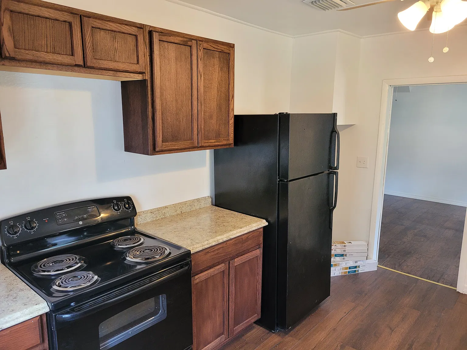 3 bed, 830 sqft, $1,375 — Photo 2