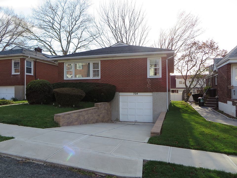 1st image of 704 Pelton Ave